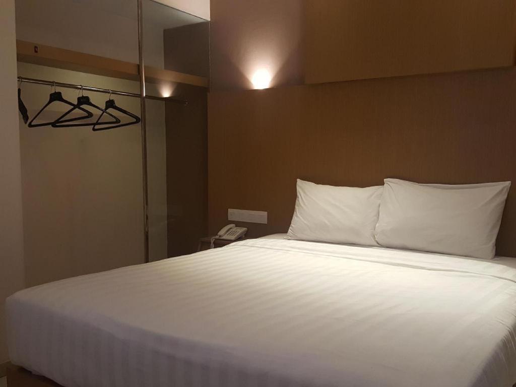 Kharisma Hotel มาดิอุน ภายนอก รูปภาพ