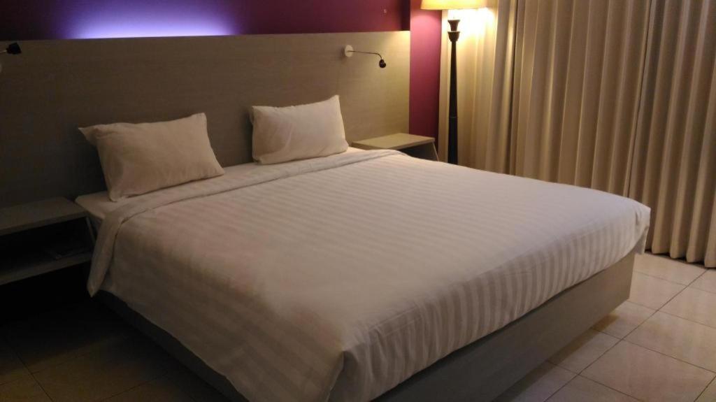 Kharisma Hotel มาดิอุน ภายนอก รูปภาพ