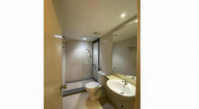 Kharisma Hotel มาดิอุน ภายนอก รูปภาพ