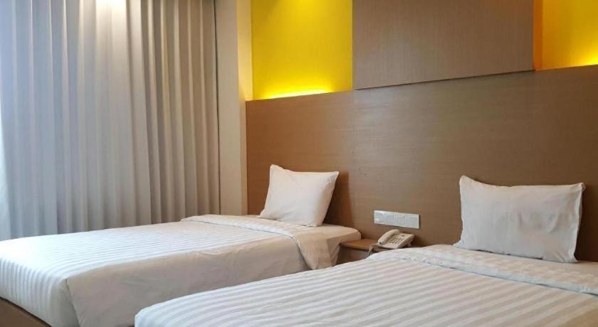 Kharisma Hotel มาดิอุน ภายนอก รูปภาพ