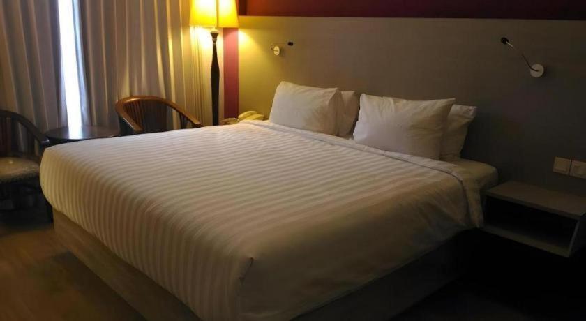 Kharisma Hotel มาดิอุน ภายนอก รูปภาพ